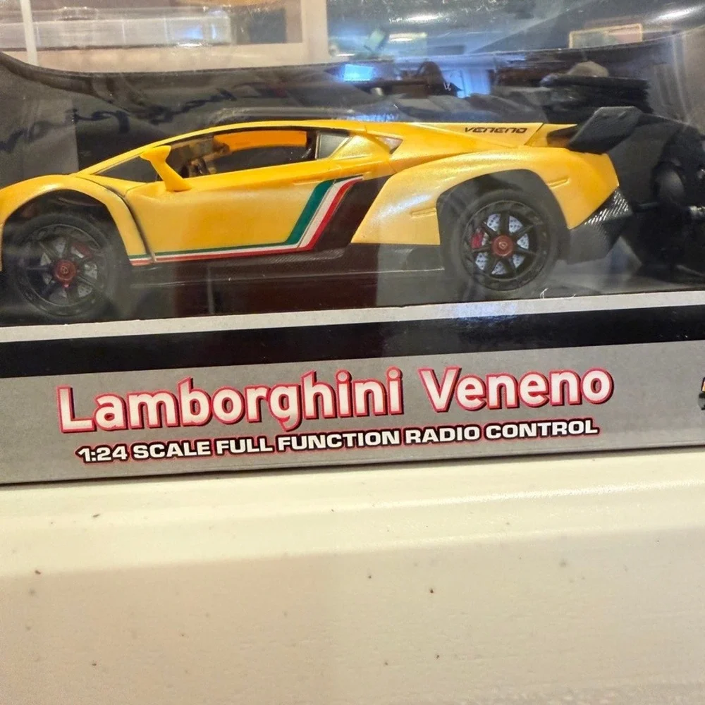 Speed Tech Lamborghini Veneno 124 Scale Full Function Radio Control Car Yellow‎